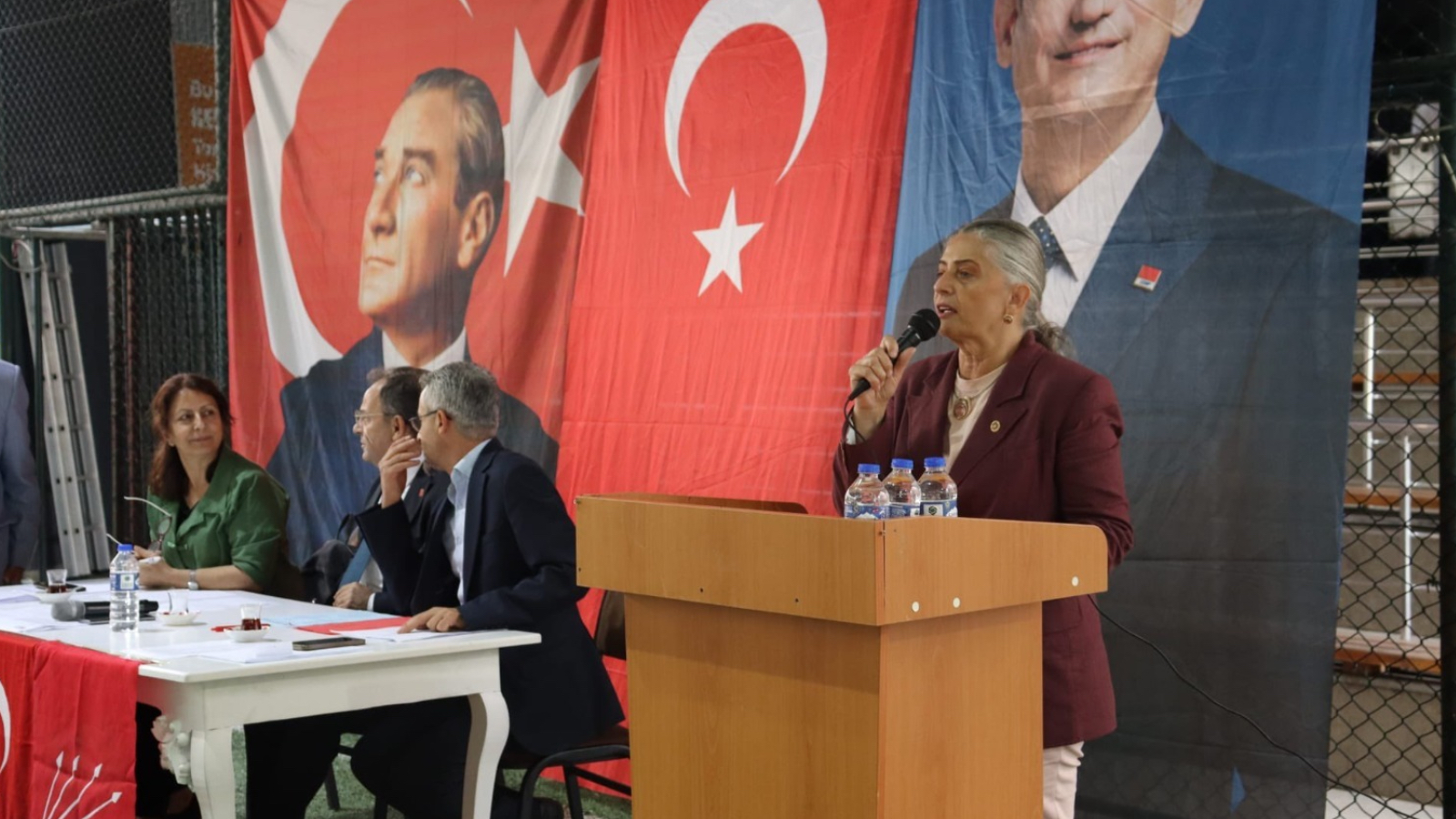 chpli suicmez halkimiz her gecen gun yoksullastirilirken bir avuc yandasin daha da zenginlesmesine goz yumuluyor bep5IxUt