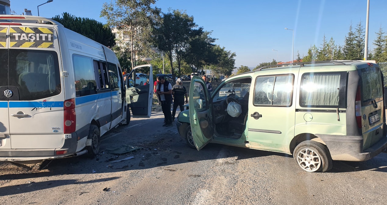 manisada ogrenci servisiyle otomobil carpisti 9 yarali RgG45z1f