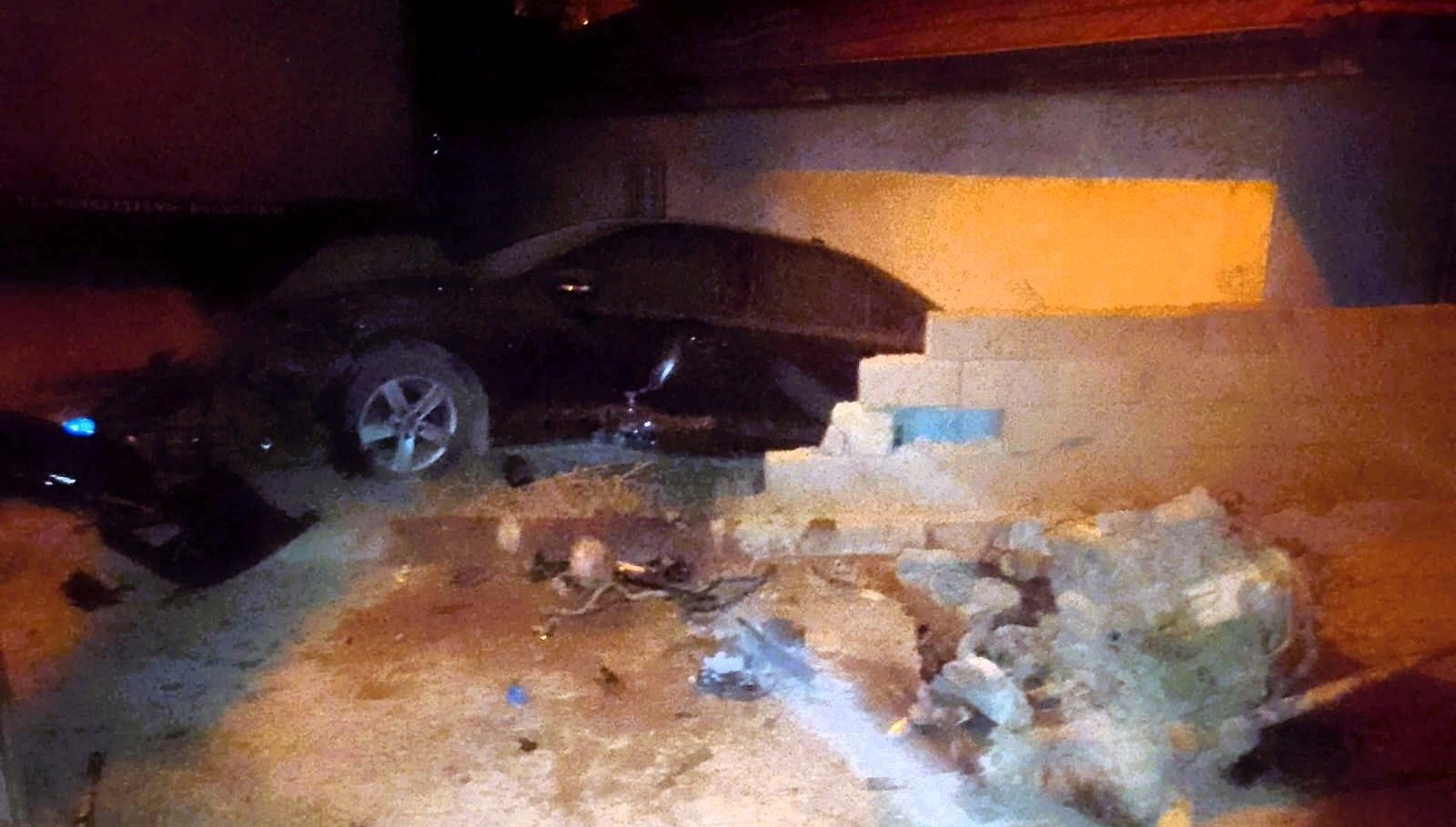 otomobil duvari yikti bahceye daldi umJZ68LX