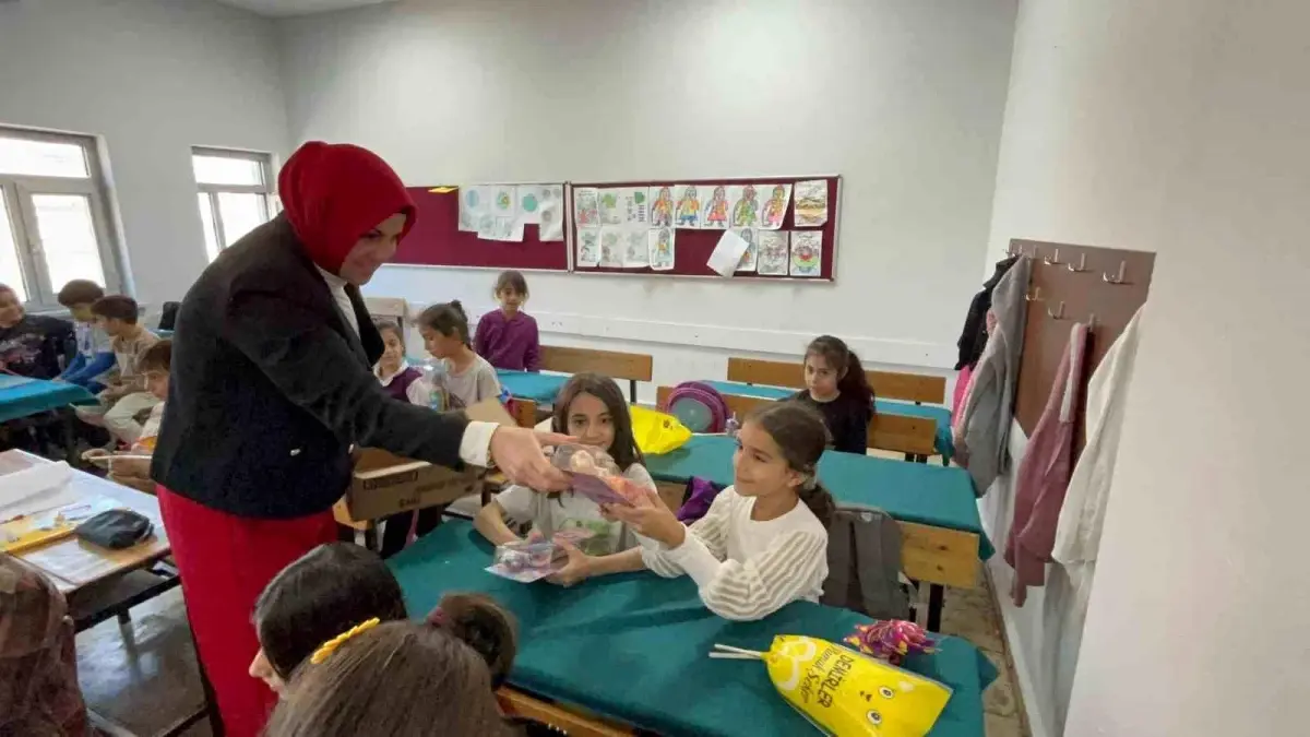 diyarbakirli muhtar dunya kiz cocuklari gununde kiz cocuklarina hediyeler dagitti RlX1AxNs