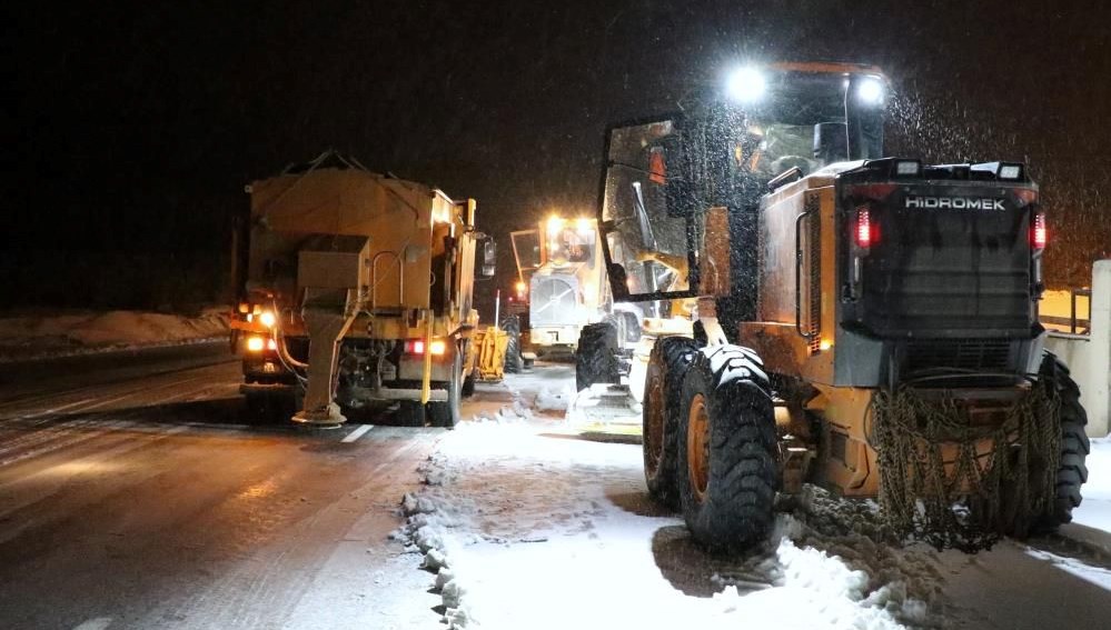 kar ve tipi bastirdi suruculer zor anlar yasadi ChCv67AO.jpg