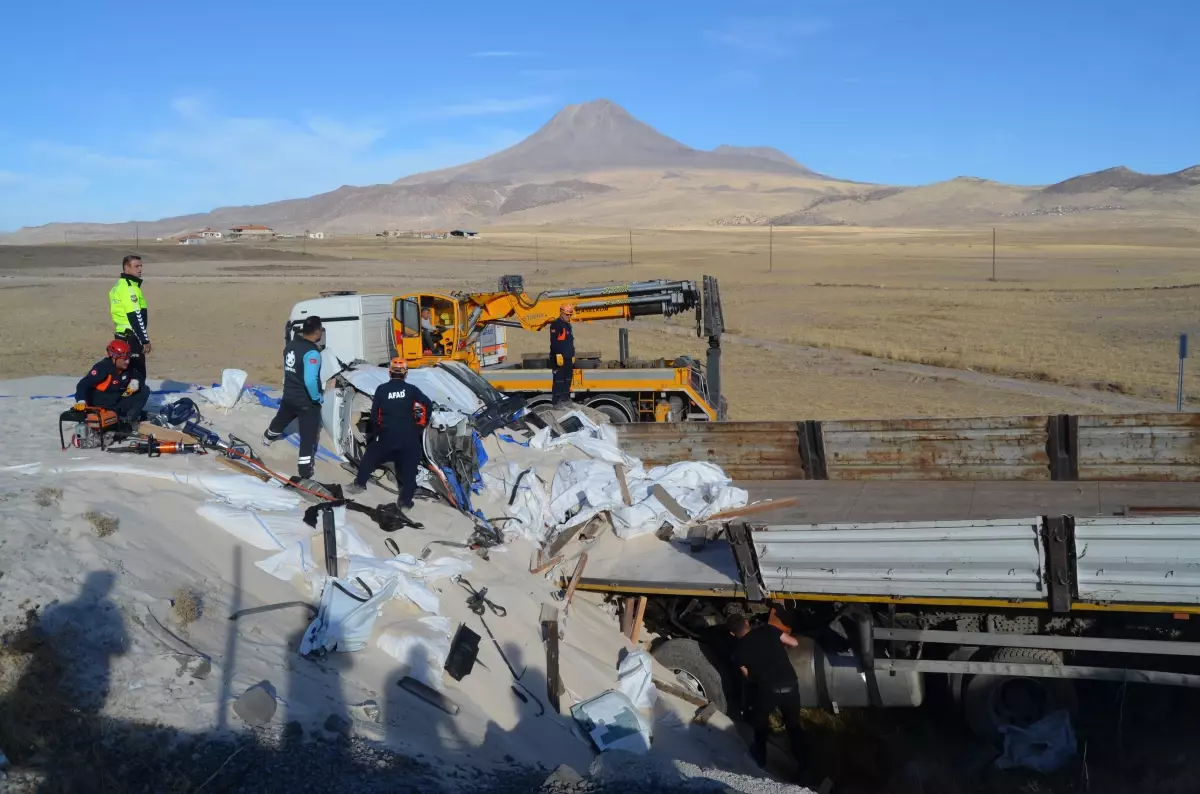 aksarayda tir kazasinda genc sofor hayatini kaybetti 96TdtCGC.jpg