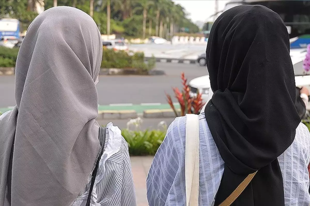 yuzde 92si musluman olan ulkede okullarda basortusu yasaklandi PQvnqYQ2.jpg