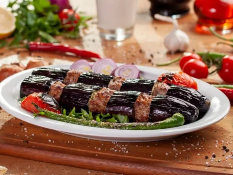Firinda lokum gibi pisen enfes lezzet patlican kebabi tarifi Mqt8JPFx