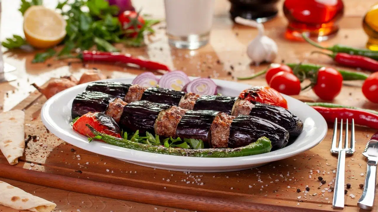 Firinda lokum gibi pisen enfes lezzet patlican kebabi tarifi Mqt8JPFx